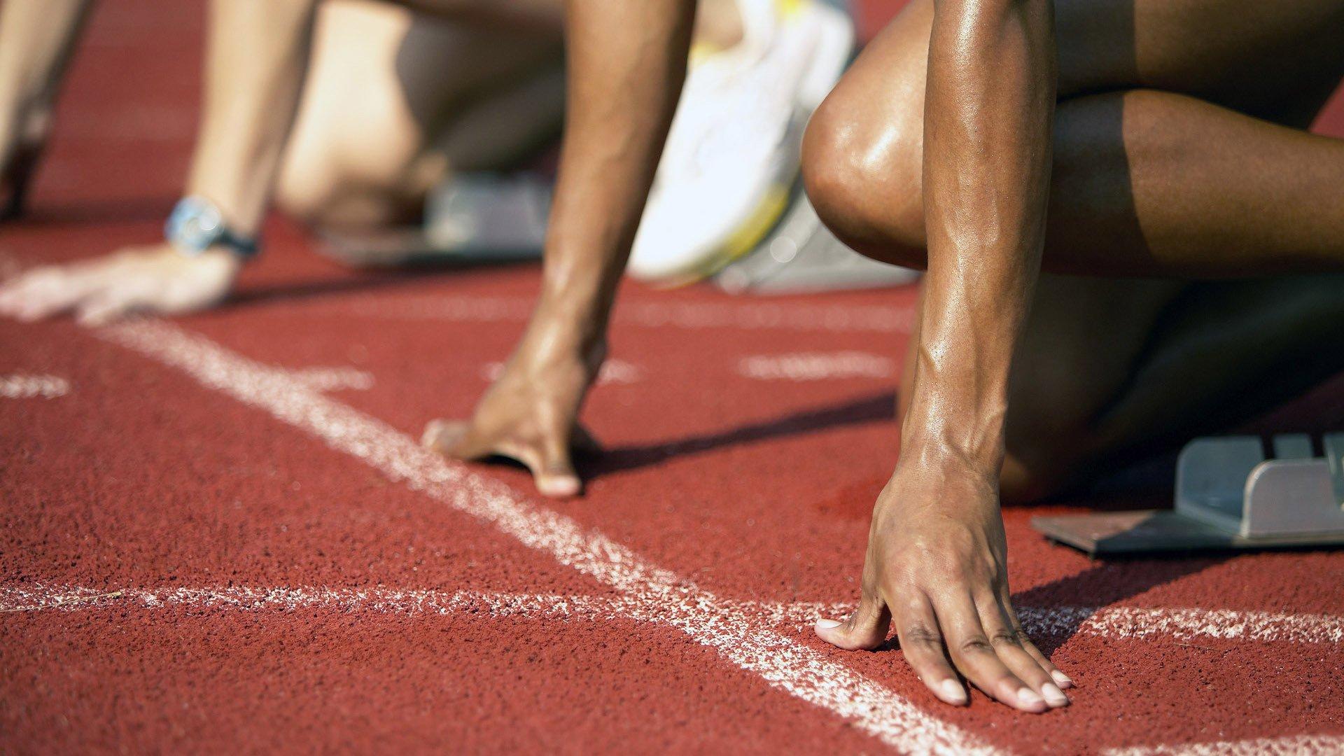 青训赛场现传奇身影,张伯伦时隔八年再披枪手战袍引关注